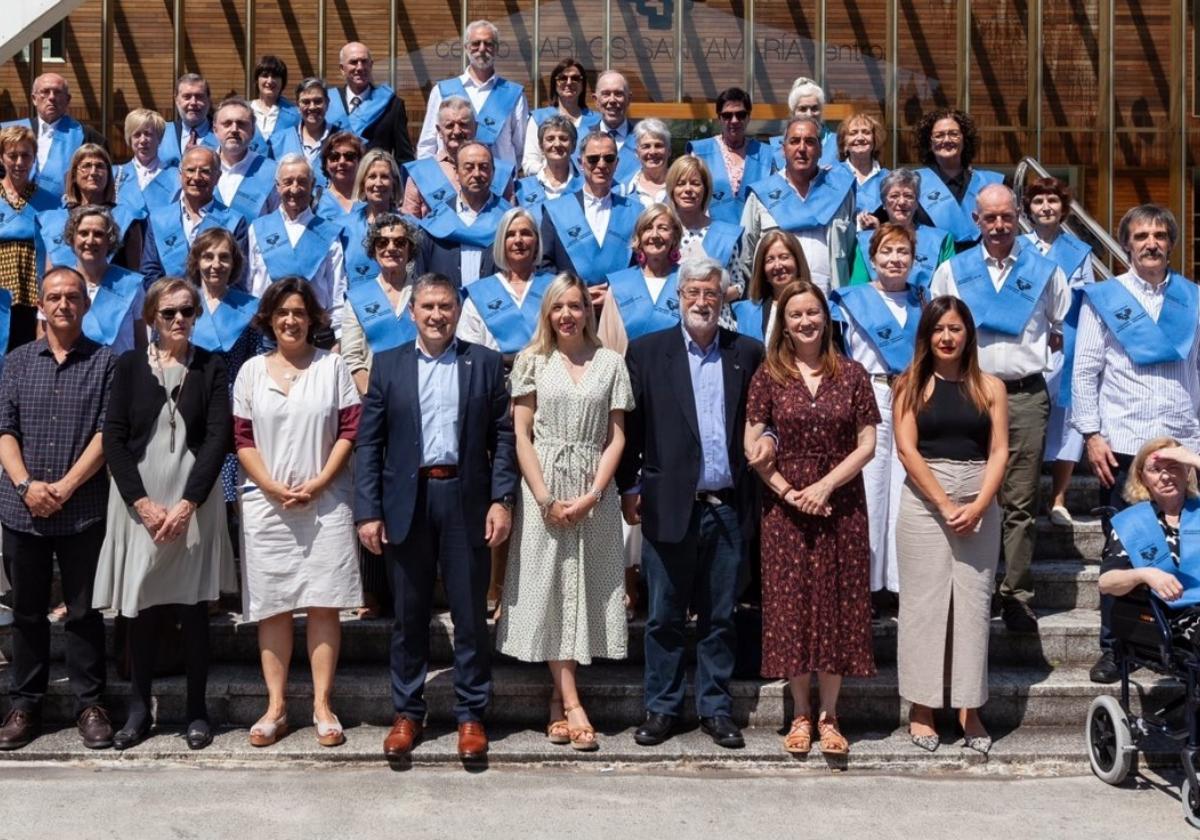 Alumnos y profesores del Aula de la Experiencia posan en las escalinatas del Centro Carlos Santamaría de la UPV.