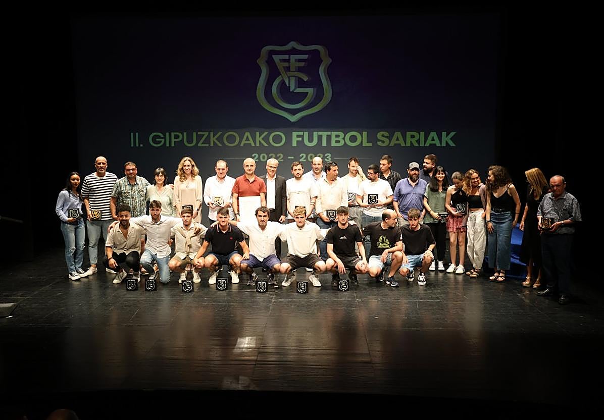 Fotos de familia de todos los reconocidos por la Fedreación Guipuzcoana de Fútbol en el acto que se celebró en el Centro Bastero de Andoain.