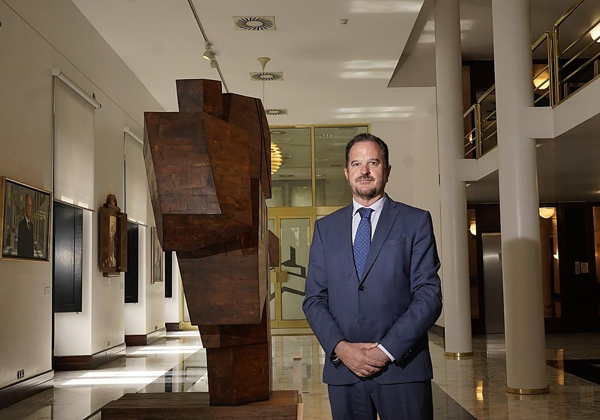 Carlos Iturgaiz, en el hall deentrada del Parlamento Vasco.