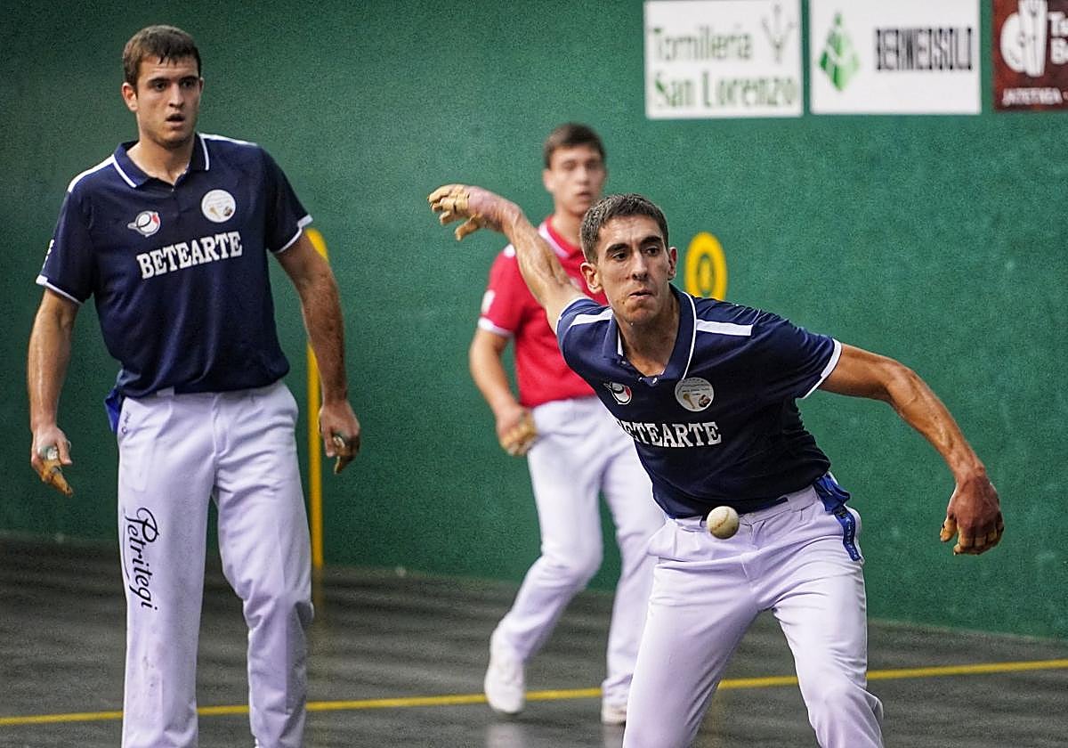 De la Fuente se dispone a dar un derechazo ante la presencia de Ekain Lizeaga.