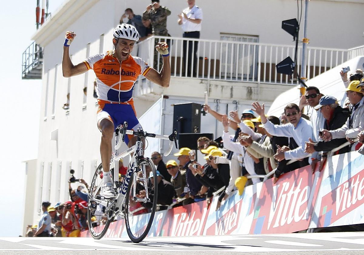 25 de julio de 2009. Juanma Garate celebra su victoria en la cima del Mont Ventoux.