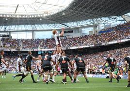 Un jugador del Burdeos gana una 'touche' en presencia de varios jugadores de La Rochelle.