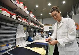 Natalia Chamorro, en un laboratorio de CIC Nanogune.