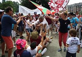Aficionados franceses llenan las calles de Donostia este sábado.