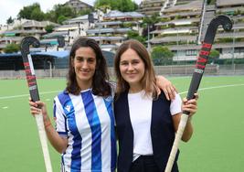 Maider Altuna y Ane Erguin levantan el palo por última vez en el campo de hockey de Bera Bera.