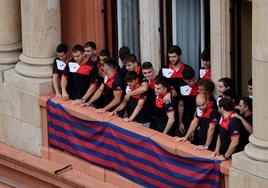 Los jugadores del Urbat Urkotronik saludaron desde el balcón del Ayuntamiento a la afición congregada en la plaza de Unzaga.