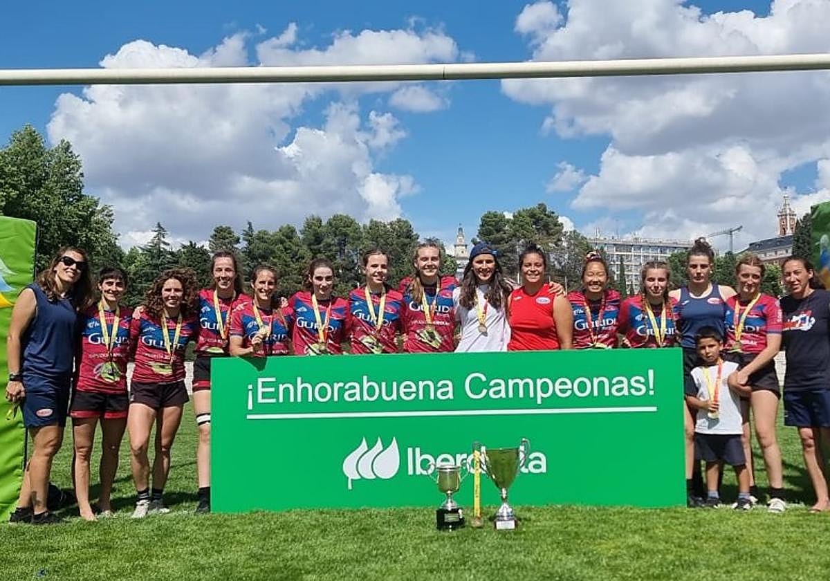 El Eibar Rugby Taldea posa tras ganar el titulo copero ayer en Madrid.