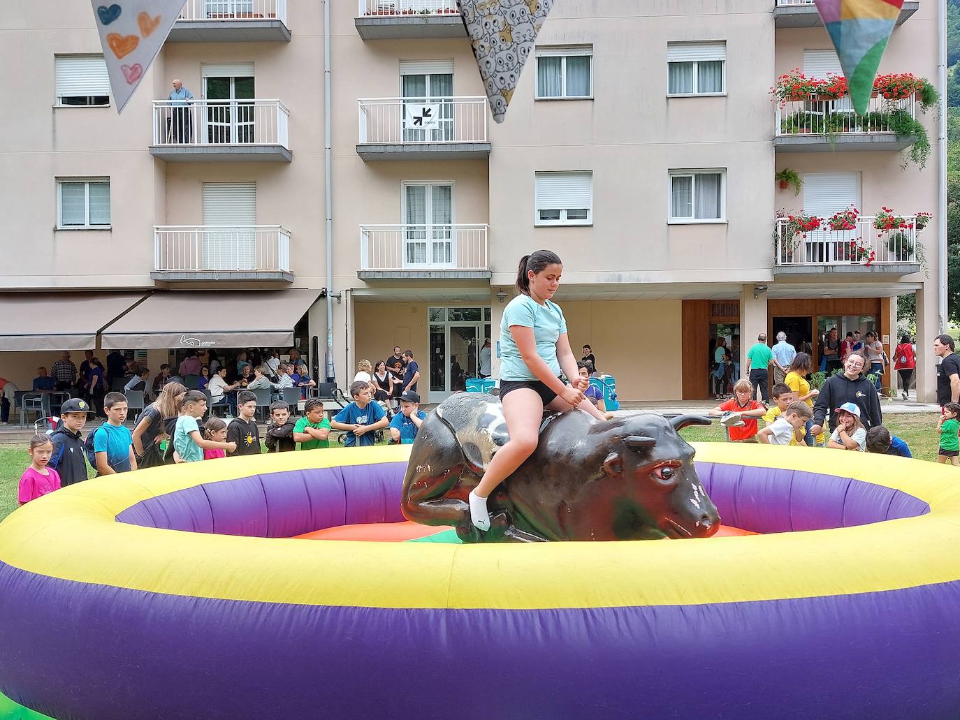 Eskola Txikien garrantzia aldarrikatu dute Lizartzan