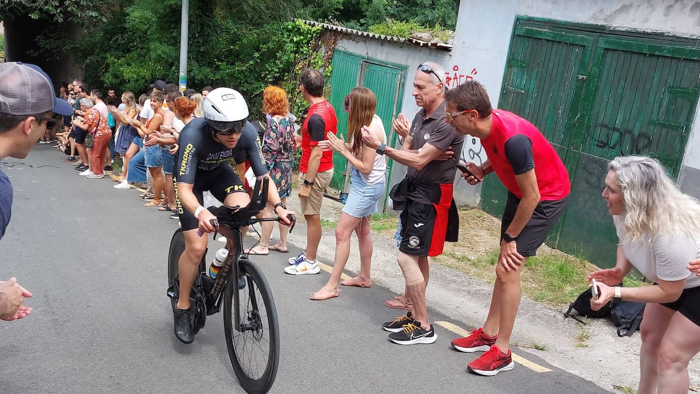 Buen ambiente en Zarautz en el triatlón