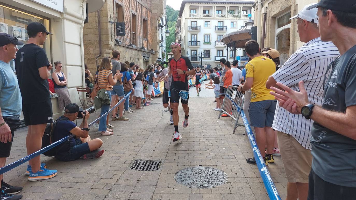 Buen ambiente en Zarautz en el triatlón