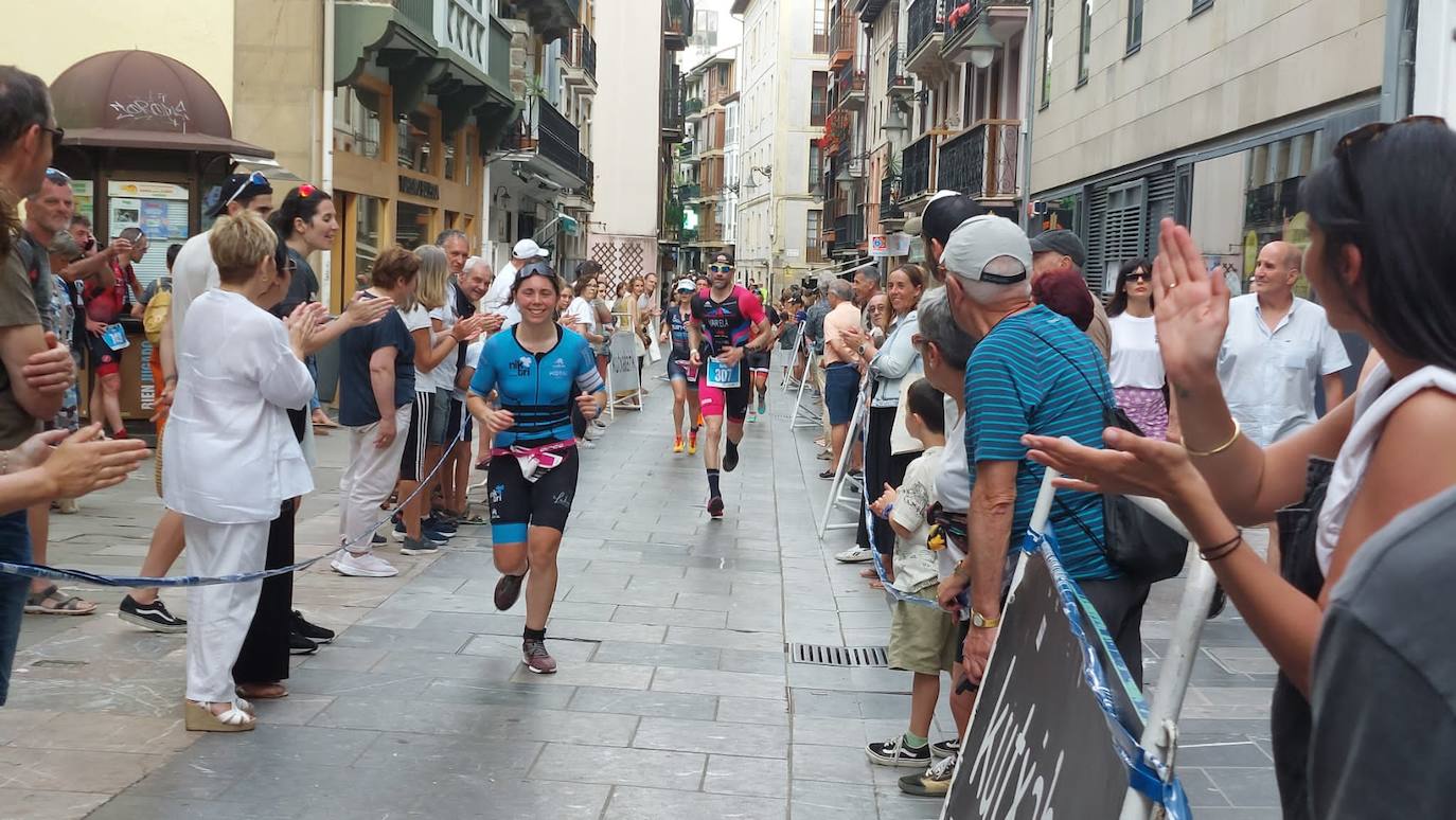 Buen ambiente en Zarautz en el triatlón