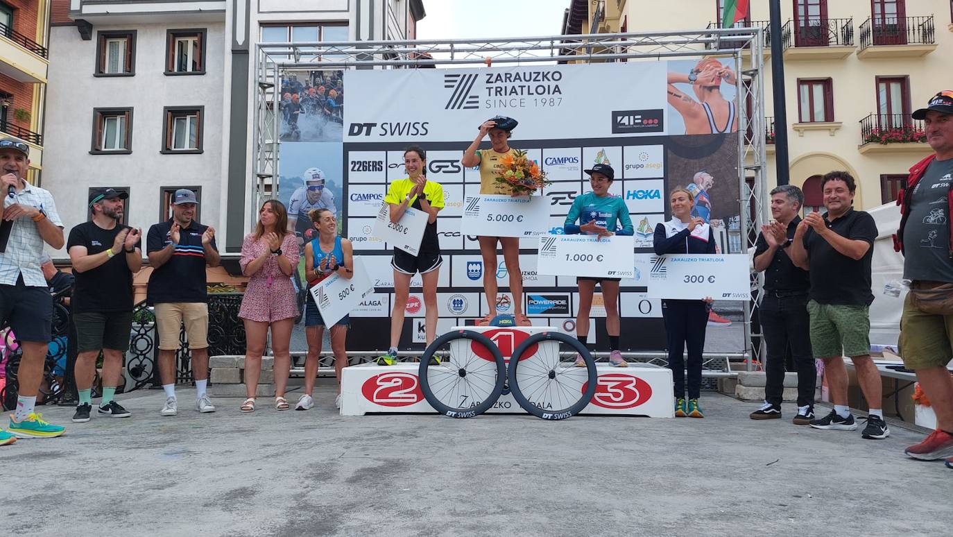 Buen ambiente en Zarautz en el triatlón