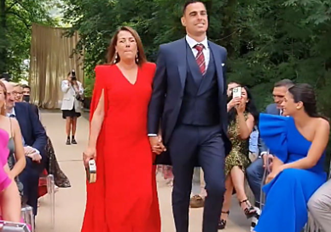 El novio, con su madre y madrina, Puri, vestida de Alicia Rueda.