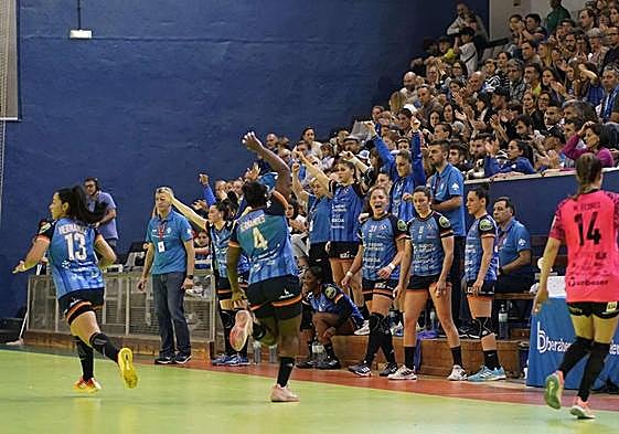 Las jugadoras del Bera Bera celebran un gol en el Gasca.