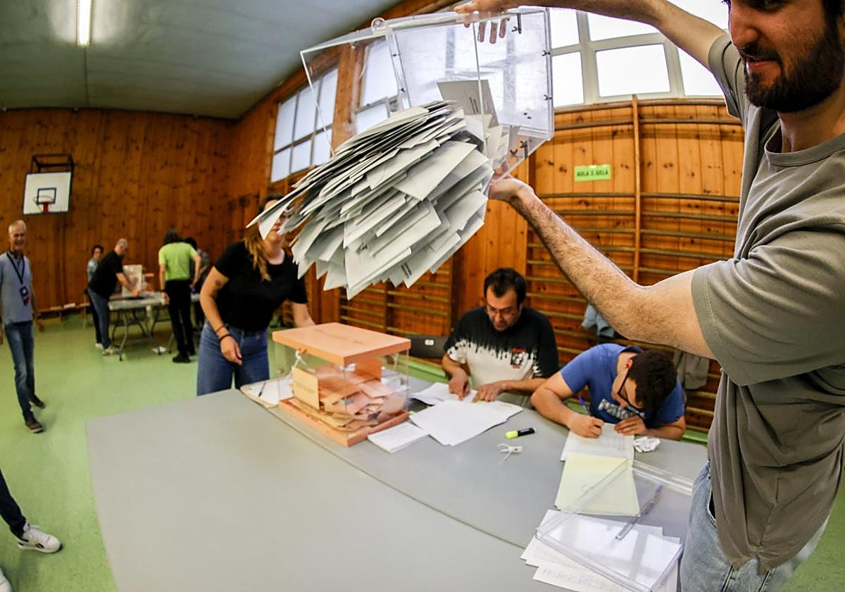 Miembros de una mesa electoral se disponen a contar los votos en las pasadas elecciones del 28 de mayo.