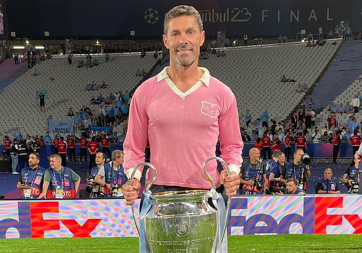 Xabier Mancisidor vistiendo la camiseta rosa en Estambul.