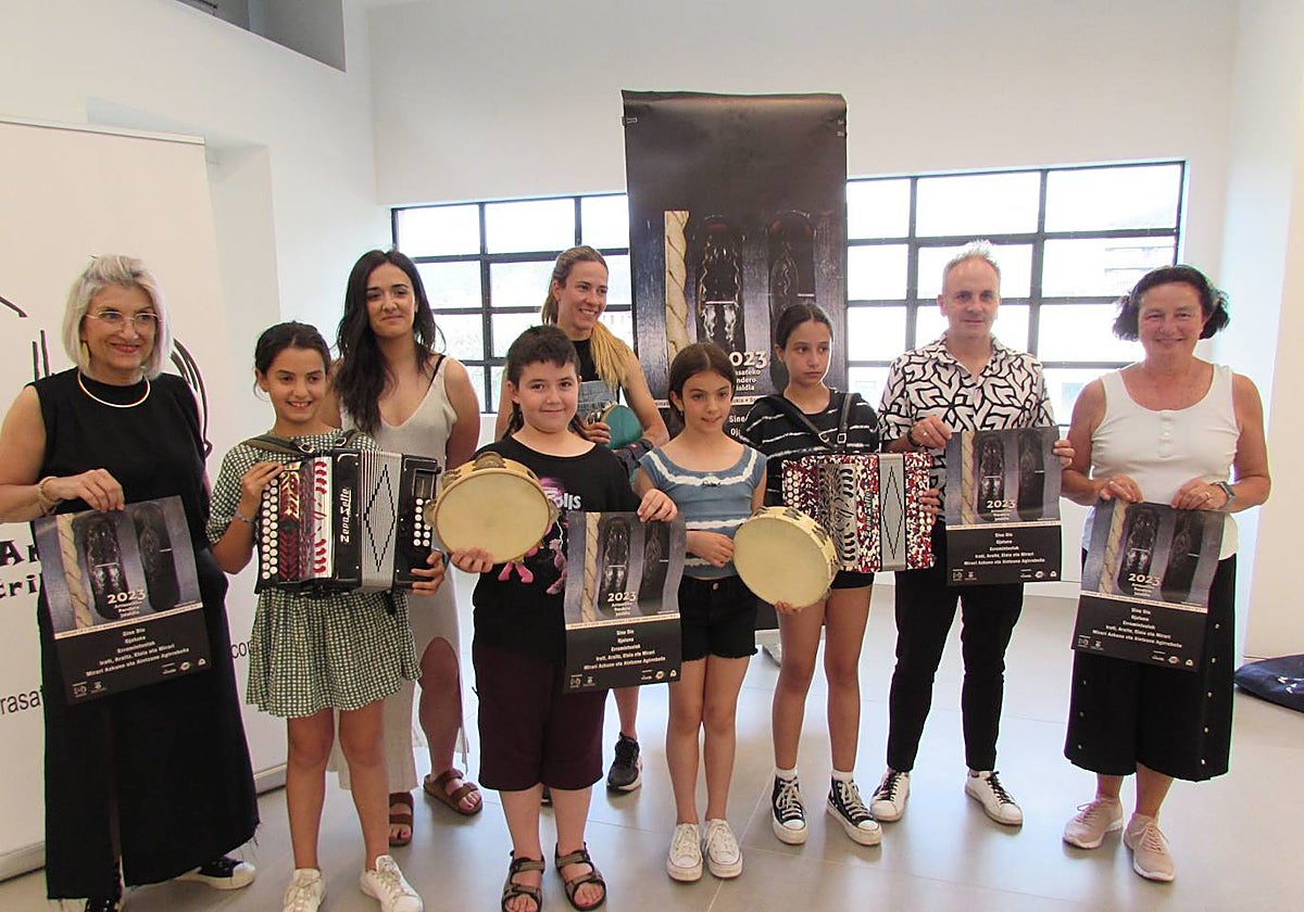 Pandero jaialdiaren aurkezpena, Trikitixa Eskolaren egoitzan Kulturolan.