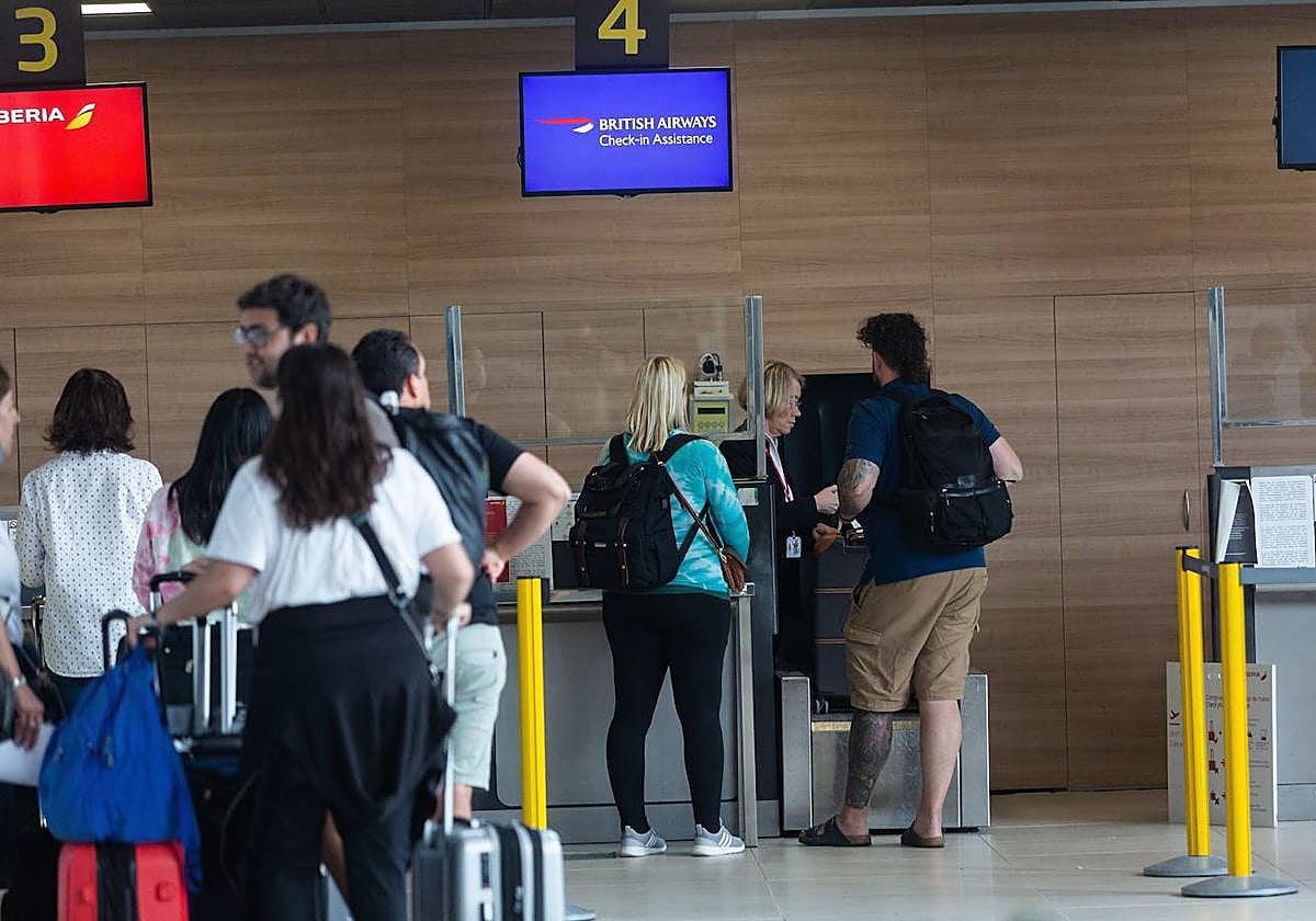 Viajeros en el Aeropuerto de Hondarribia