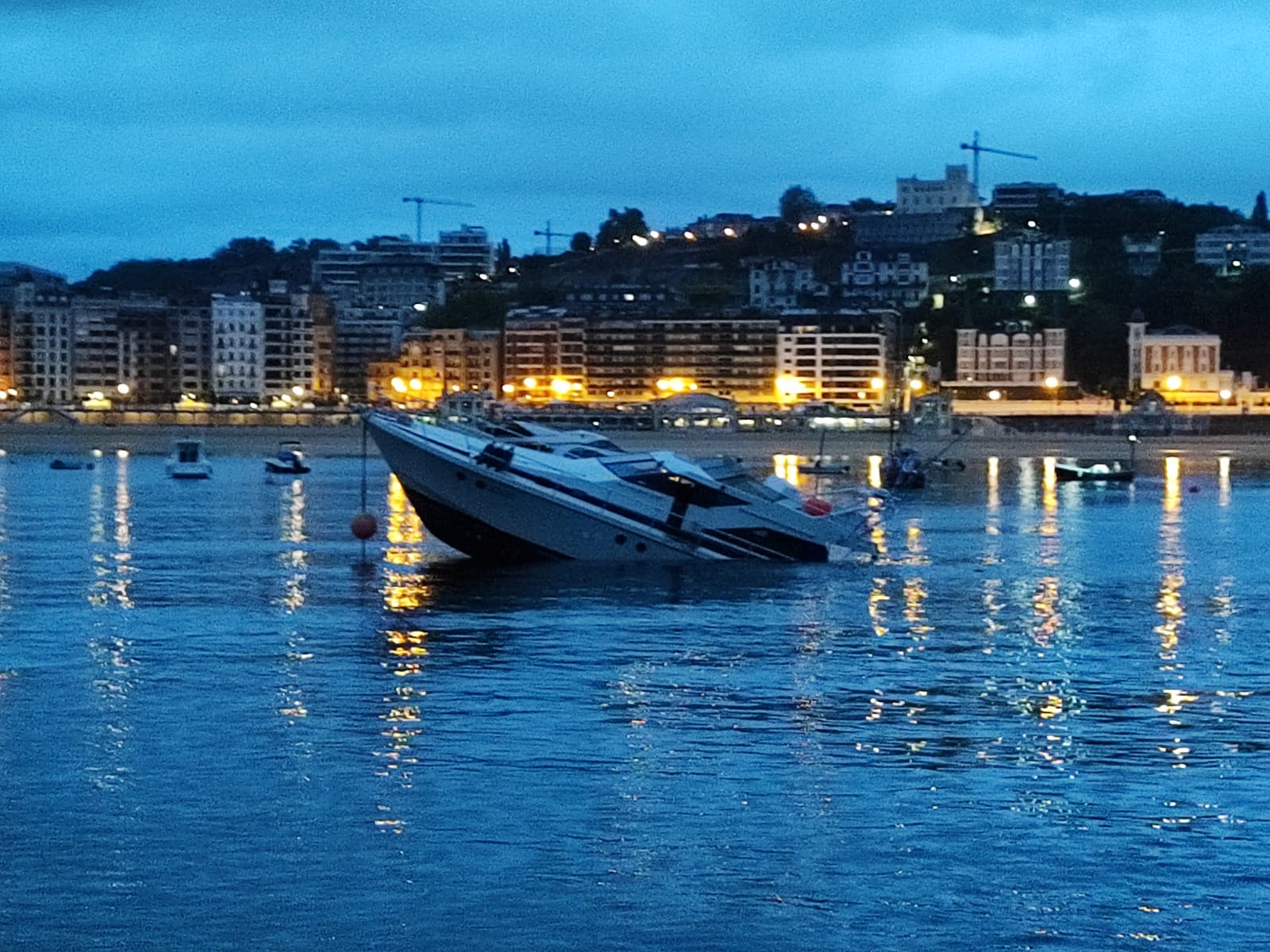 Se hunde un yate de 14 metros de eslora en la bahía de La Concha