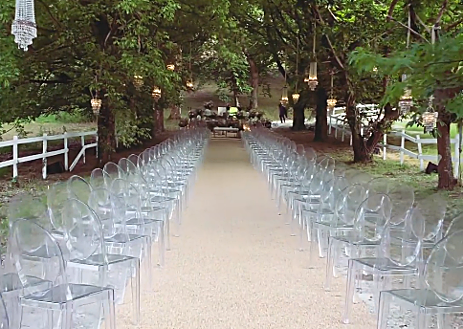 Imagen secundaria 1 - El pasillo por el que los novios han llegado al altar donde se han dado el sí quiero, un lugar repleto de velas y flores.
