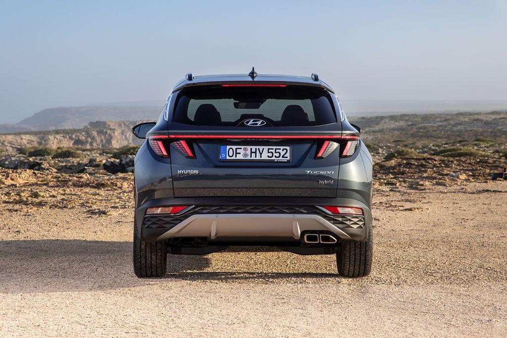 Las ópticas tienen aspecto moderno con una estructura tridimensional, y una barra luminosa que une ambos faros.