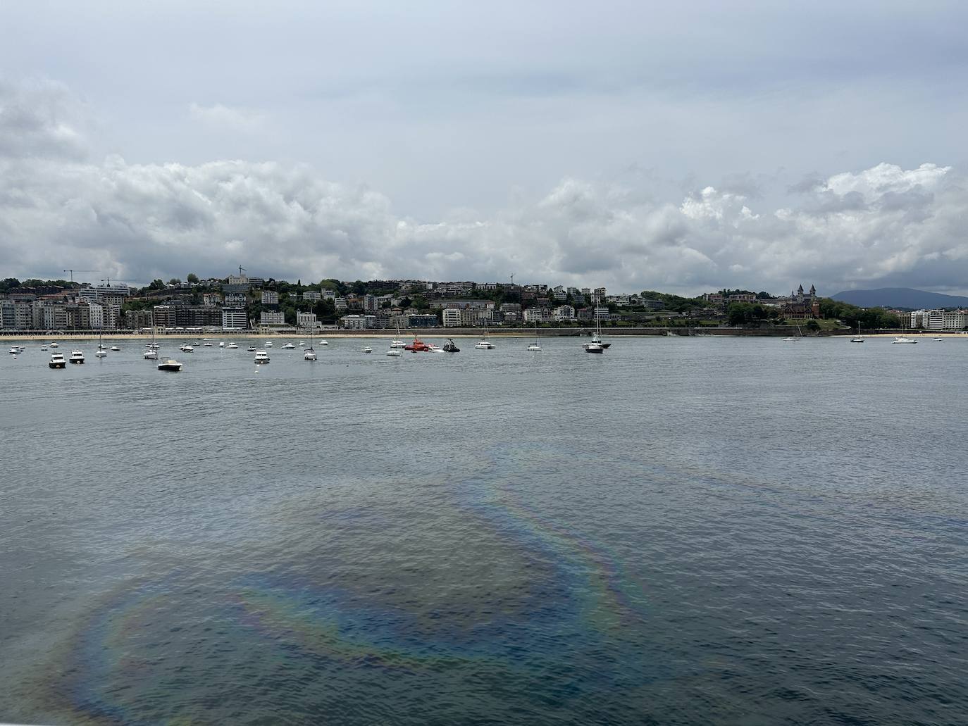 Mancha de gasolil del yate hundido en la bahía donostiarra
