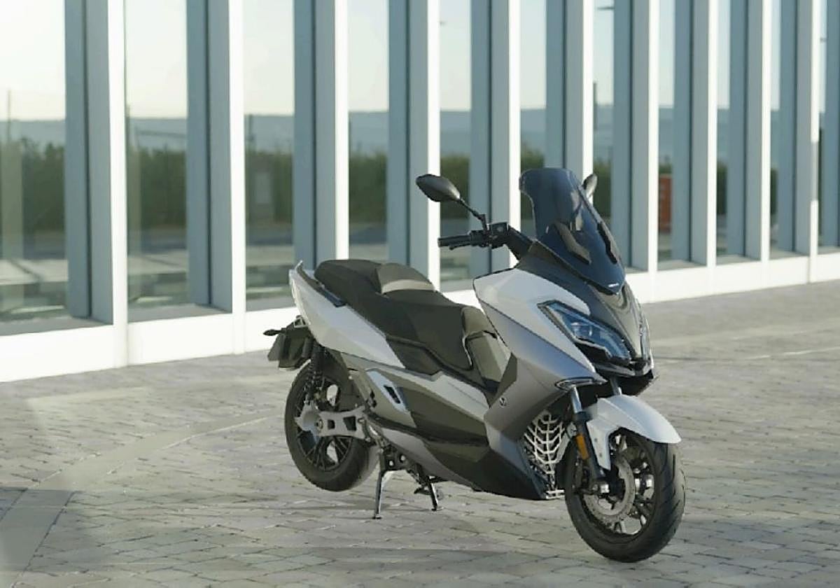 El Nerva EXE está disponible en Lurauto (distribuidor autorizado) en dos versiones de color (gris metalizado mate y blanco perla) y con garantía de 3 años (5 para las baterías).