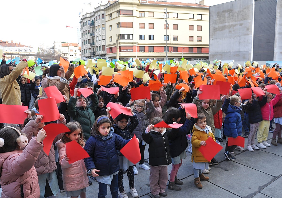 Alumnos del colegio El Pilar en San Juan, en el acto por el Día Escolar de la No Violencia y la Paz.