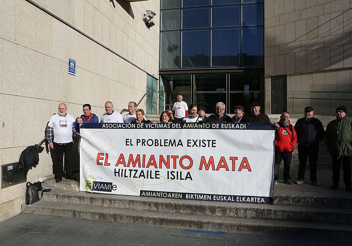 La Asociación de Víctimas del Amianto de Euskadi, frente a la puerta del Juzgado de Donostia.