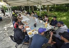 Usuarios de Jatorkin y voluntarios compartieron comida y mesa.