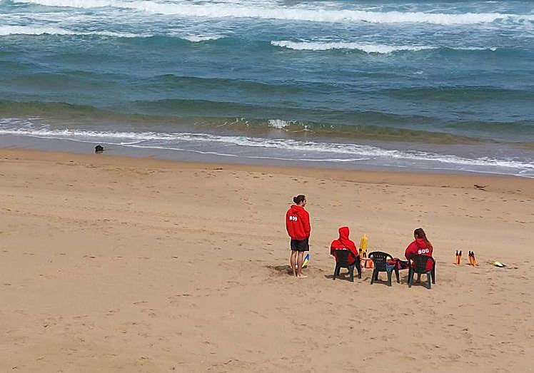 Los socorristas de la playa de Zarautz, sin nadie a quien socorrer.