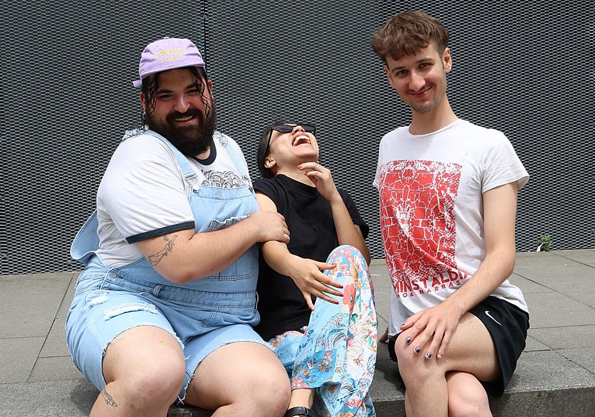 Entre las gradas entre Tabakalera, la plaza Blasde Otero y la estación de Renfe, la Diosa MadreLapi se divierte con Alejo y Lorena.