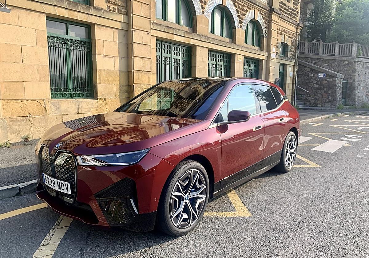 La silueta del BMW IX es muy especial,destacando su frontal y las ópticas tantodelanteras como traseras.