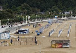 Las carpas y toldos de la playa de Ondarreta, con la torre de vigilancia del socorrista entre los postes.