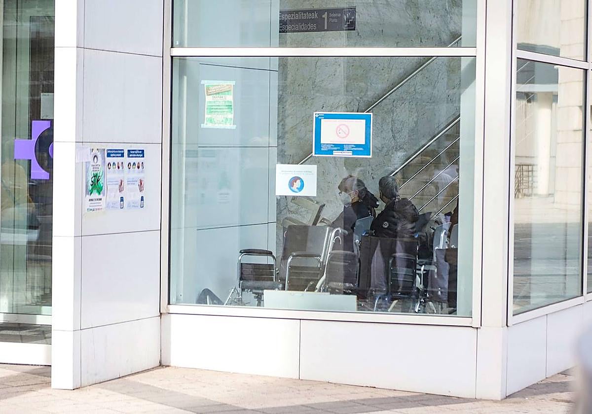 Unos pacientes aguardan en la sala de espera de un ambulatorio.