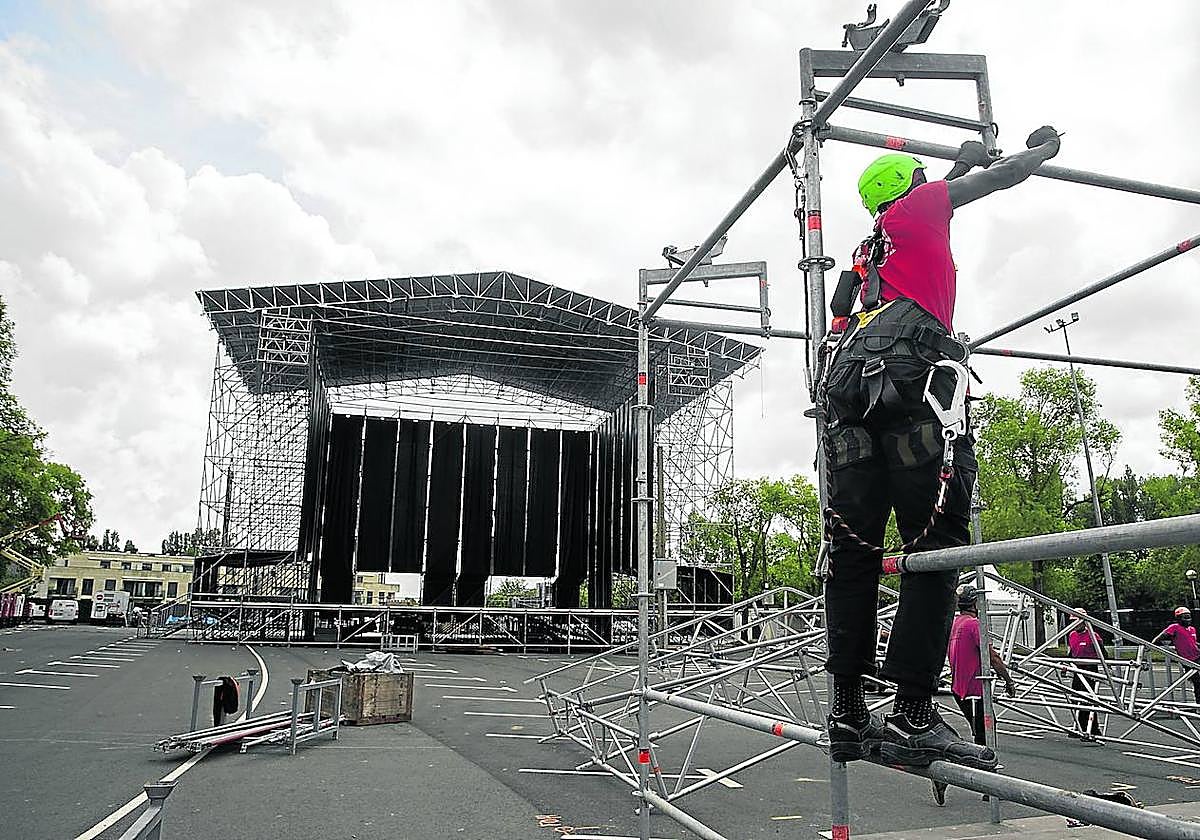 Los operarios han estado trabajando a lo largo de la semana en el montaje del recinto en Mendizabala.