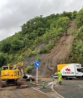 Imagen secundaria 2 - Reabren la N-121-A tras permanecer cortada por un desprendimiento en Sunbilla