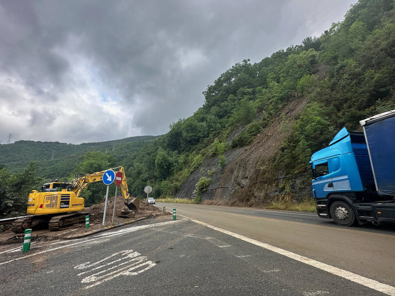 Imagen principal - Reabren la N-121-A tras permanecer cortada por un desprendimiento en Sunbilla