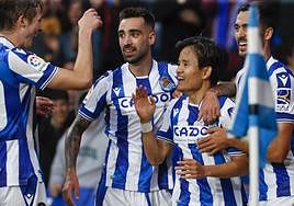 Los jugadores de la Real Sociedad celebran en Anoeta un gol.