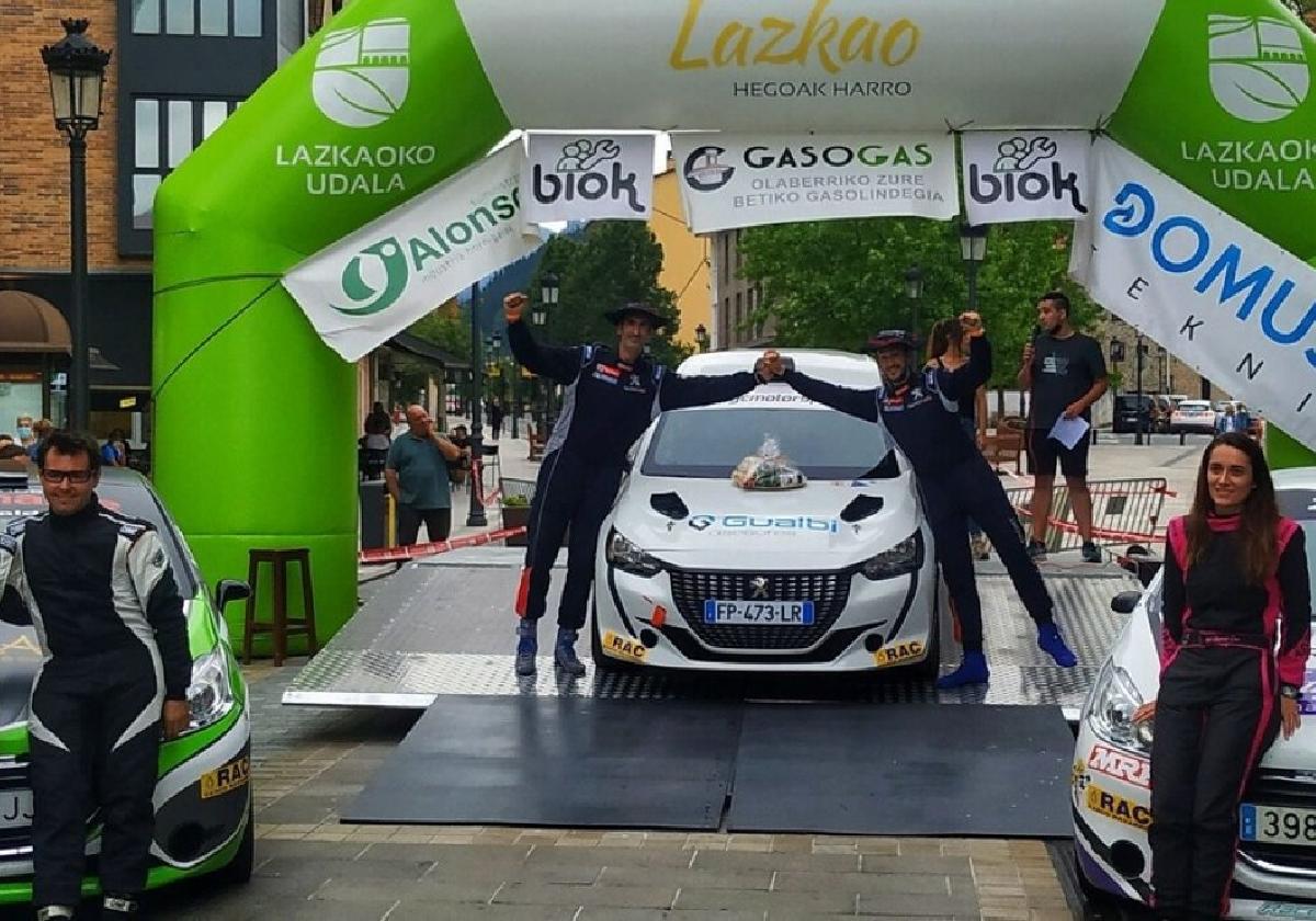 Los ganadores de la última edición, Narbaiza y Etxeberria junto a su Peugeot 208 en lo alto del podium.