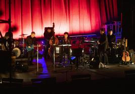 Bob Dylan y su banda, en el escenario del teatro del Generalife, en la Alhambra.