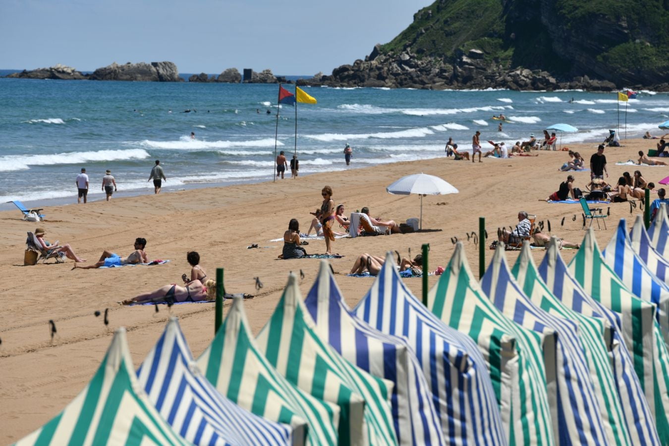 La playa de Zarautz vuelve a ser apta para el baño