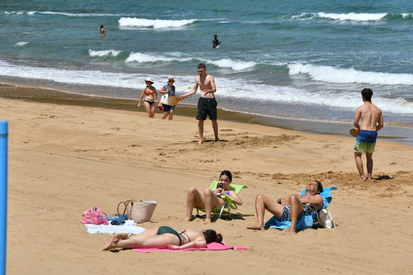 La playa de Zarautz vuelve a ser apta para el baño