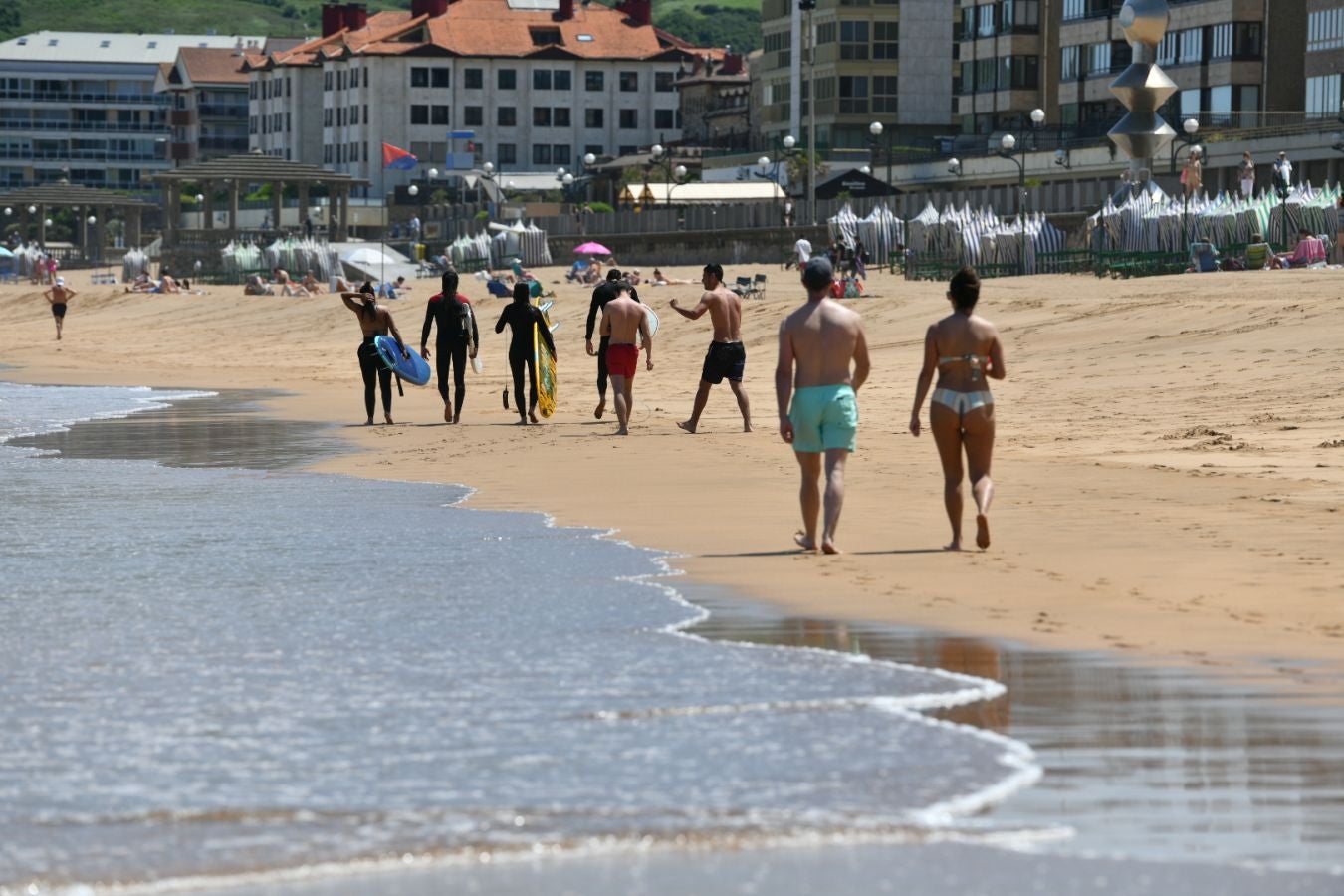 La playa de Zarautz vuelve a ser apta para el baño