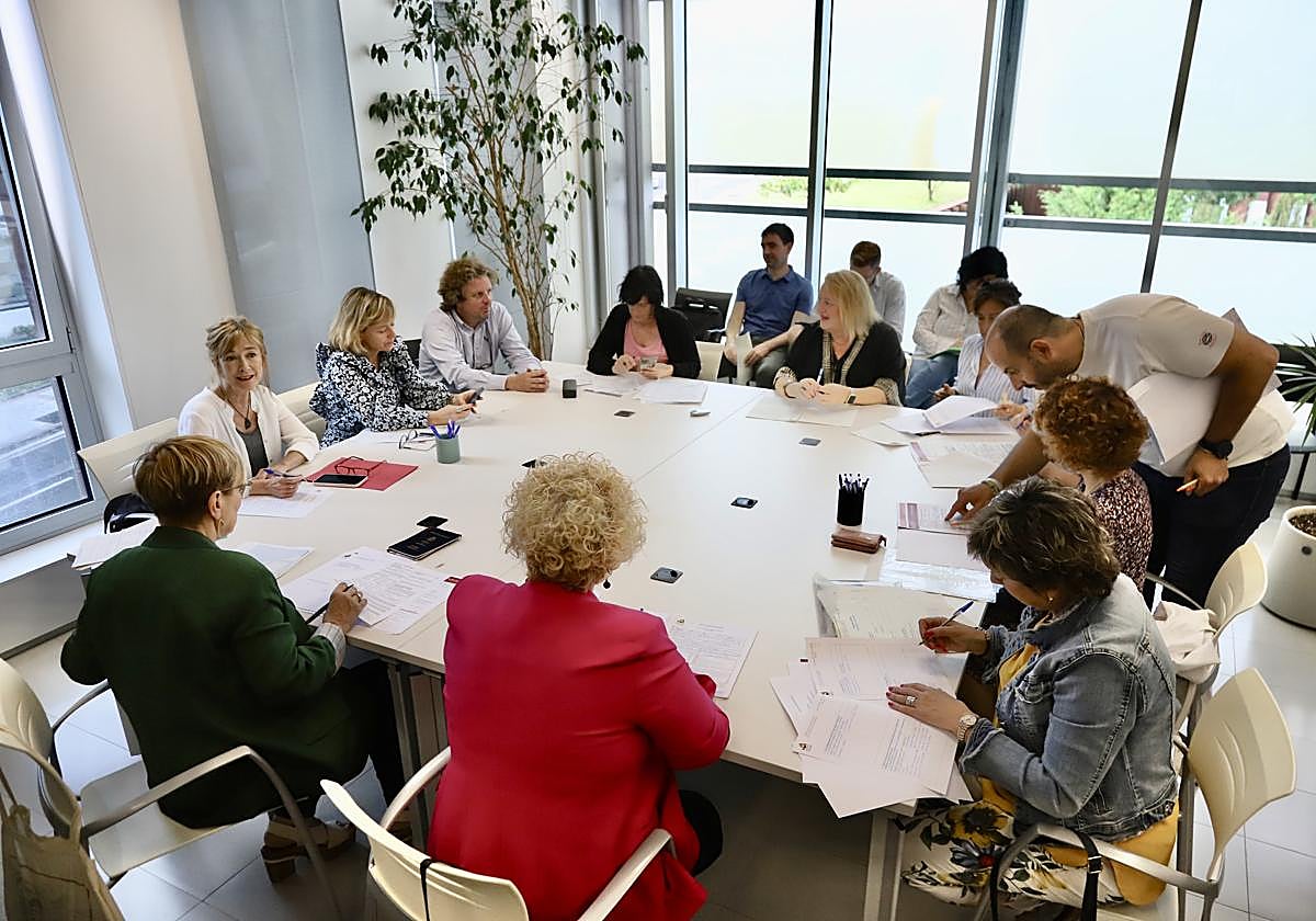 Los junteros del PNV rellenan las acreditaciones.