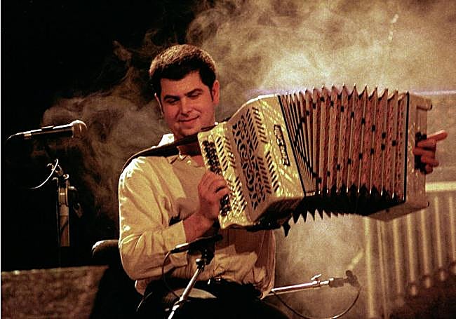 Un joven Kepa Junkera con su acordeón.