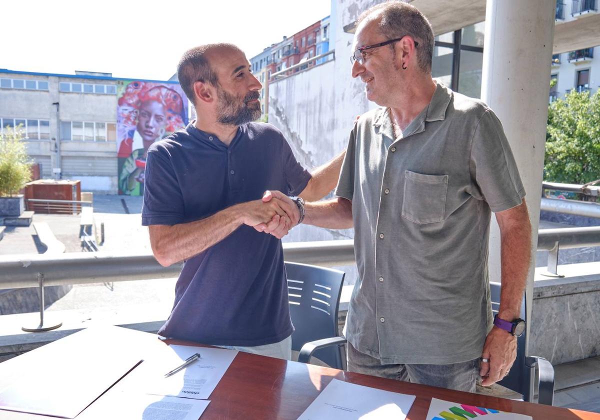 Julen Rodríguez Aboy, de Podemos-Alianza Verde, y Teo Alberro, de EH Bildu, firmaron este jueves el acuerdo de gobernabilidad en Pasaia.