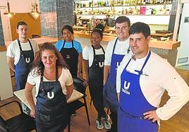 El equipo de Ubera Jatetxea, presto para hacer gozar a sus comensales.