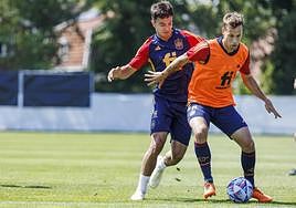 Zubimendi presiona a Sergio Canales durante el entrenamiento de ayer de la selección.