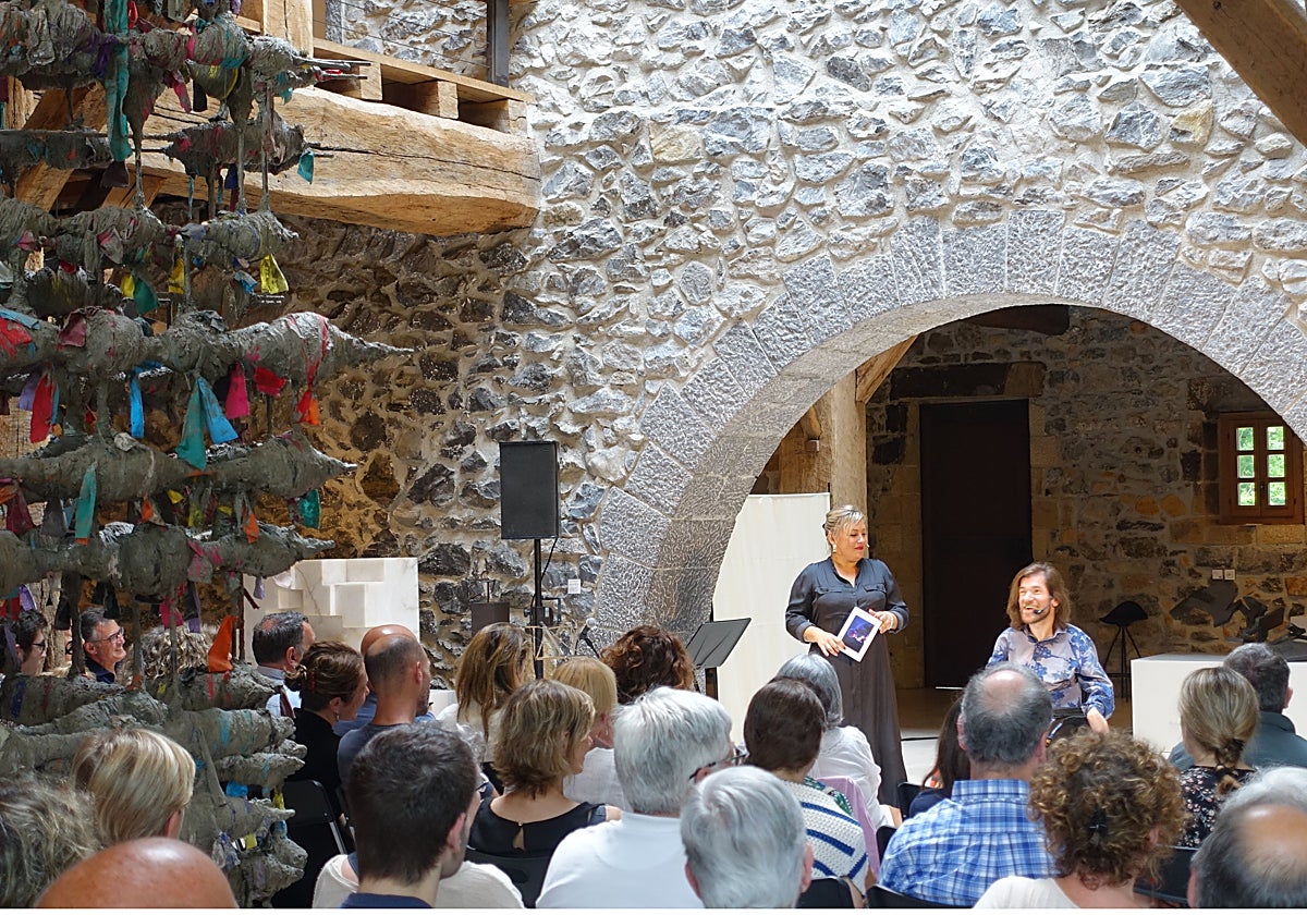 Emma Larreta y Telmo Irureta dutante la gala celebrada en el siempre acogedor espacio de Chillida-Leku.